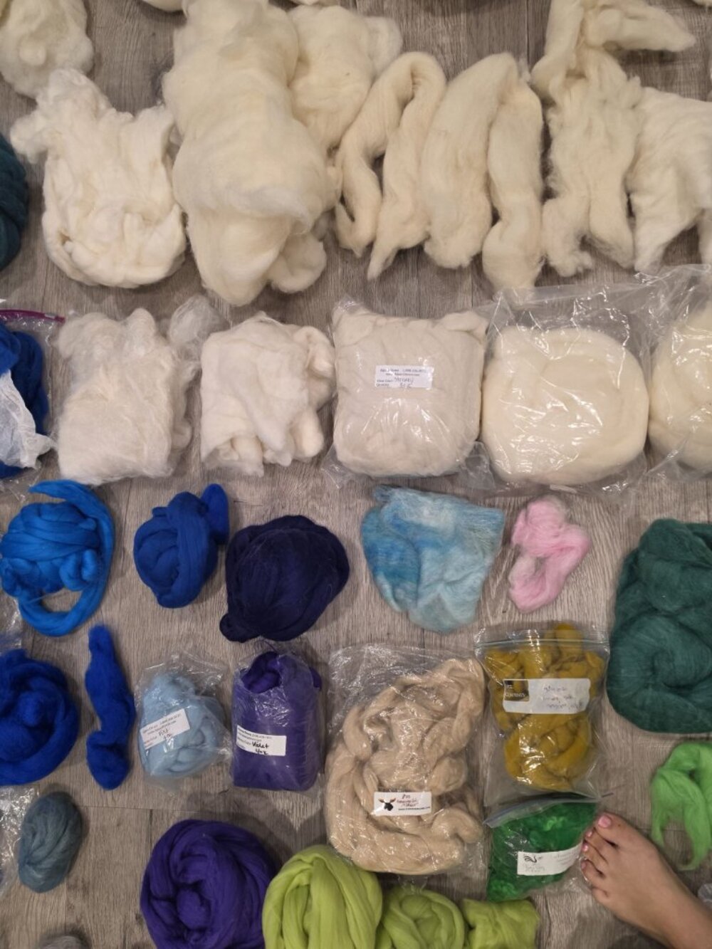 Assorted lot of wool, angora, silk felting fibers and yard raw and rolled colors - Picture 9 of 17